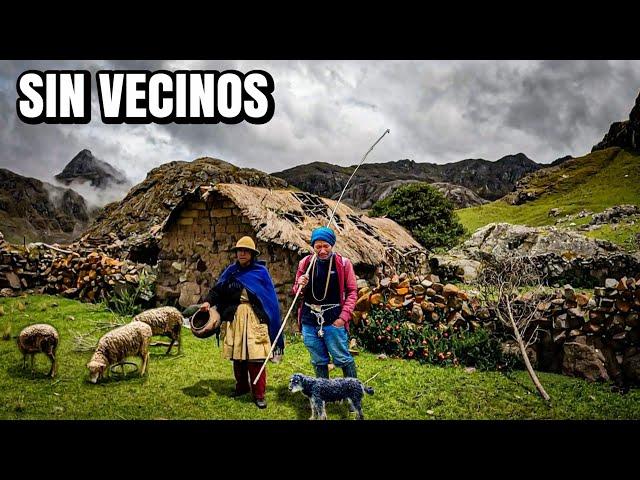 Esta pareja vive TOTALMENTE SÓLO en los andes del Perú