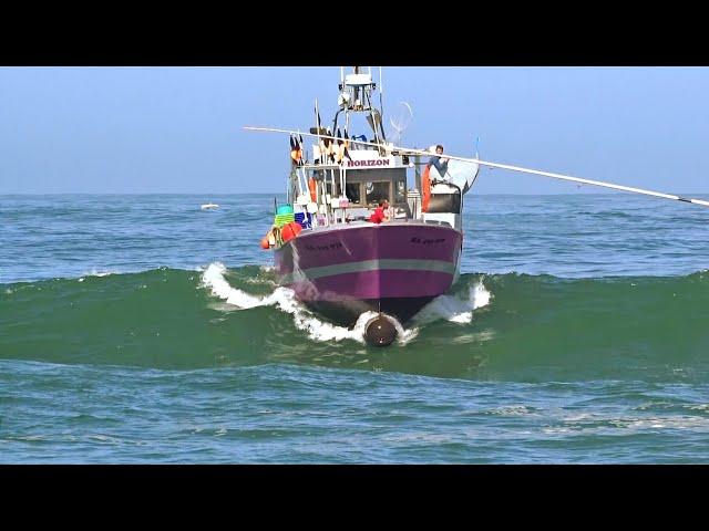  ATTENTION LES BATEAUX SONT FACE À UNE HOULE DANGEREUSE À CAPBRETON. BIGWAVES. @Alex.rolland 