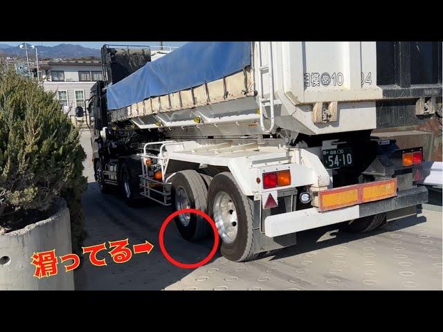 トレーラーダンプが急坂を登ったらこうなった。