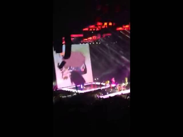 Miley Cyrus - Opening SMS(Bangers) London 02