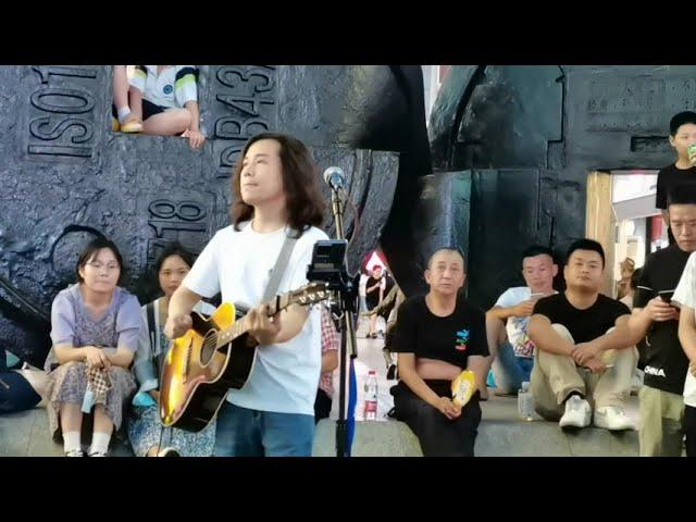 Street performer is so good at singing and playing the #guitar  very well. The intro is really nice.
