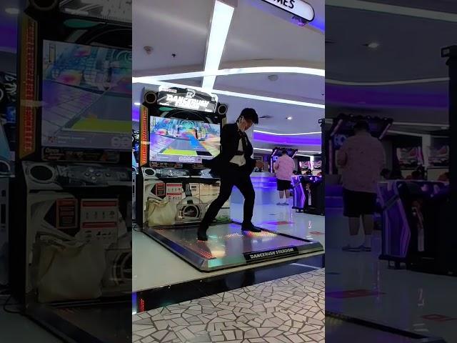 You got a call from work but you're at the arcade #dancerush_stardom #shuffledance #salarymandrs