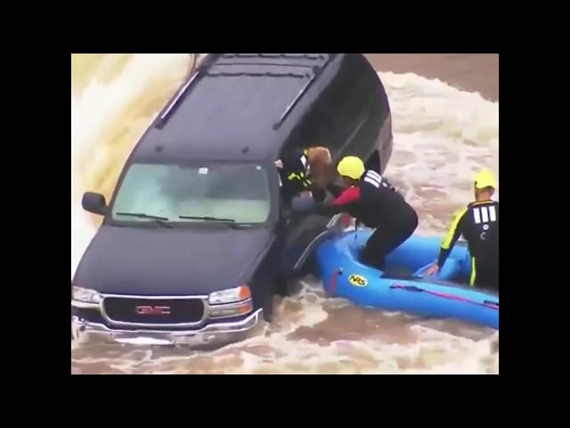 奥克拉荷马州遭遇洪水 司机被困湍流中等待营救