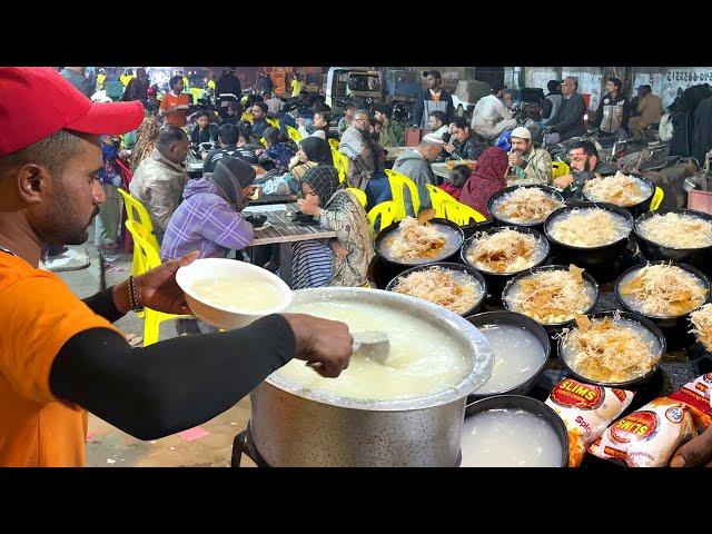 BEST CHICKEN CORN SOUP IN KARACHI | People are Crazy for Anda Papri Soup | Street Food of Pakistan