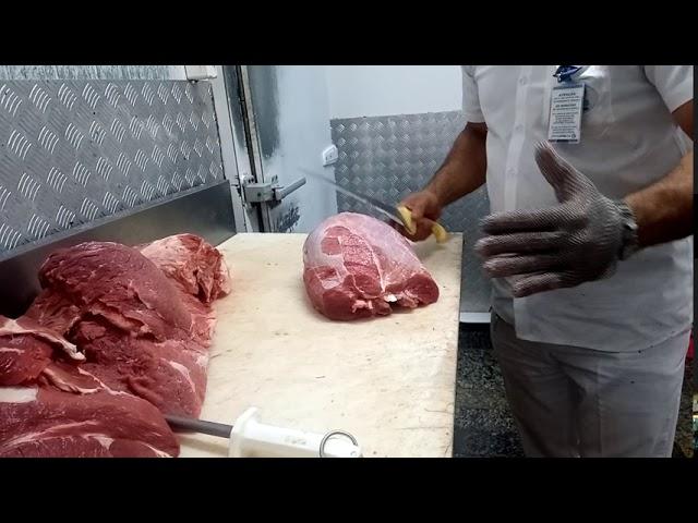 Mostrando como cortar um bife de primeira