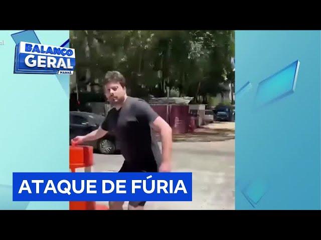 Danilo Gentili se revolta e arremessa equipamentos de obra em frente à casa dele