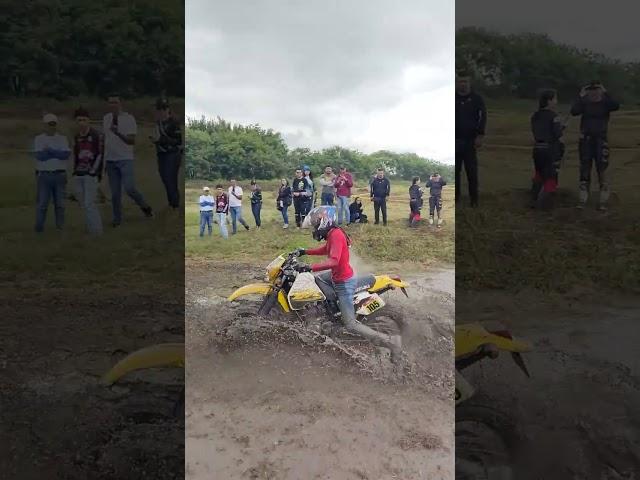 video de la Suzuki Dr pasando barro haciendo enduro - edwardburgos2008