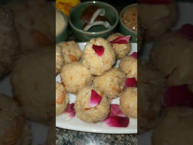 High Protein Ladoo ️| Manju Devi Recipe #shorts #shortsfeed #gondladdu #aataladdu #ladoo #foodideas