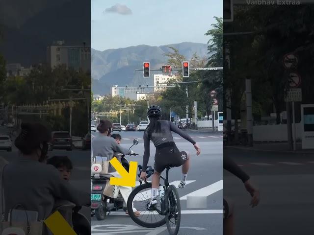 This girl cyclist shows his cycle skill on red light #shortsvideo