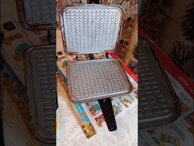 Пеку вафли со сгущёнкой- гостиницы внукам/ моя старушка электровафельница