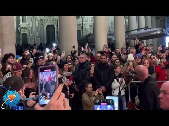 I Negramaro mentre cantano al duomo di Milano