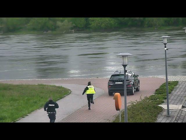 Policjant wskoczył do Wisły, by ratować nastolatkę