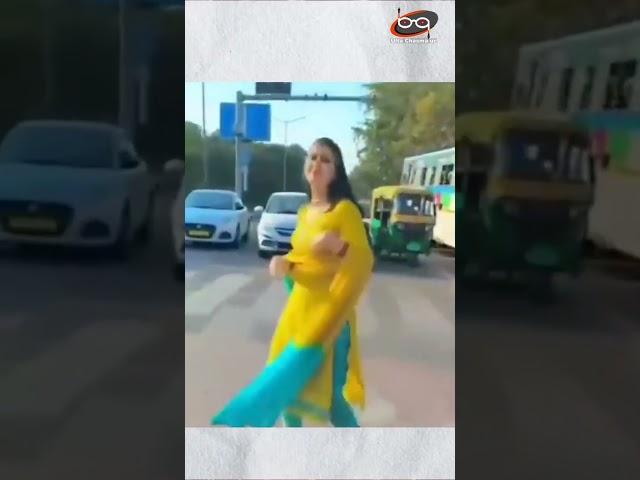 पत्नी ने लगाए ठुमके,पति की गई नौकरी