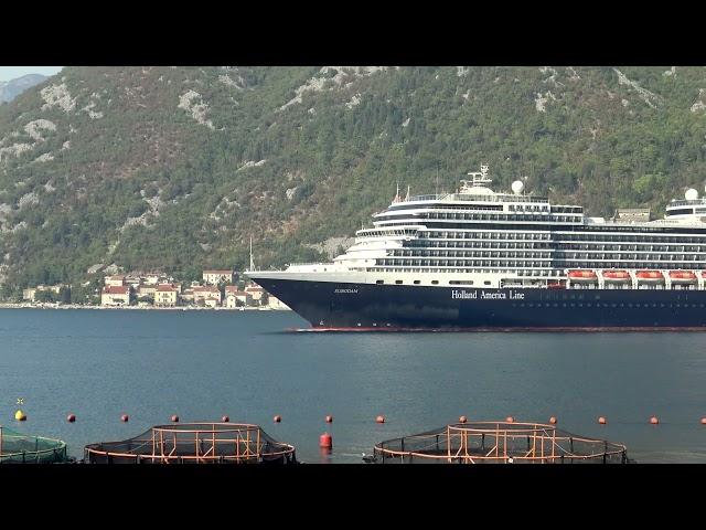 Paquebot géant dans les bouches de Kotor