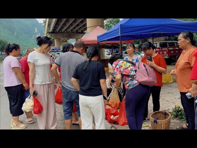 山上不要钱的鸡枞菌，村民们却大包小包拿去街上卖，外国媳妇带你去赶集，看看花了多少钱？