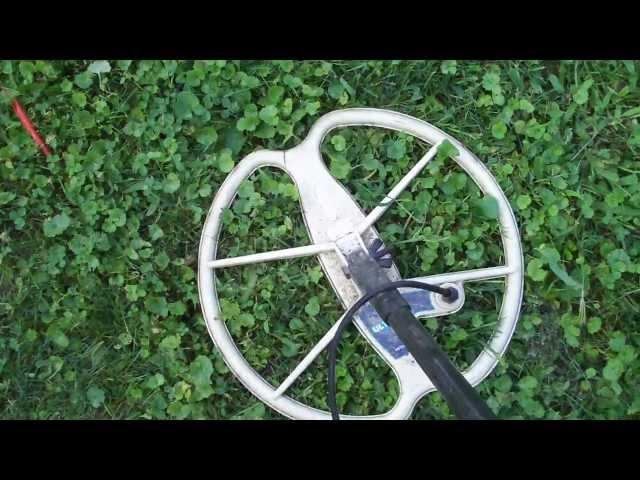 20 Minute Etrac Yard Hunt - Ian Finds Deep Silver In Our Yard Full of Junk