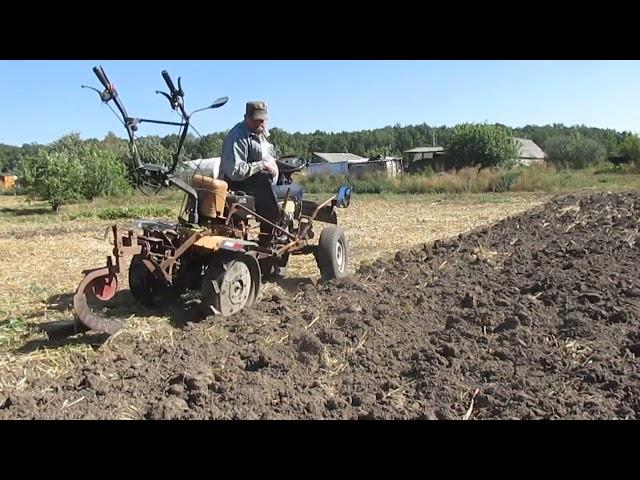 Вспашка огорода под озимые минитрактором самодельным