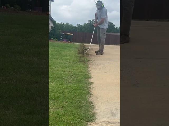 Edging neighbors overgrown edges! #lawncare #lawncareservice