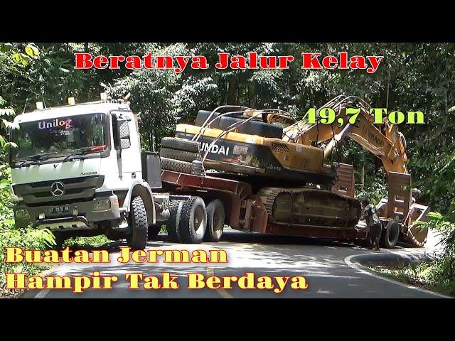 Beratnya Jalur Kelay Truk Trailer Buatan Jerman Sampai Ketenggak di Tanjakan