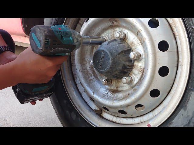 Loosening bolt by DTW300 Makita Impact Wrench Brushless 18V 330N.m 1/2" Square Drive