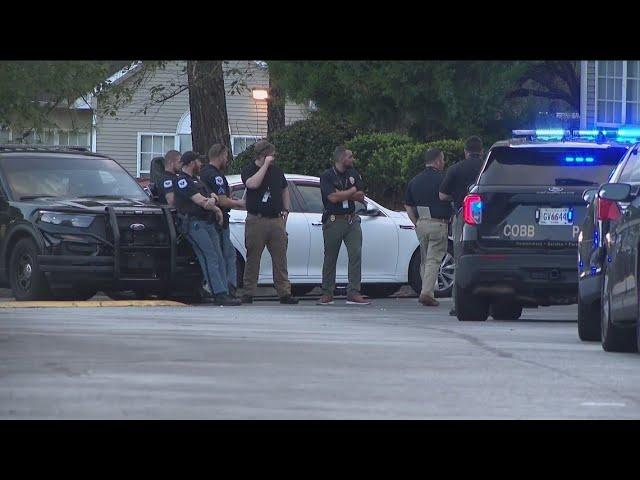 Shooting investigation underway at apartment complex in Mableton