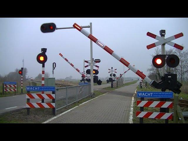 Spoorwegovergang Hindeloopen // Dutch railroad crossing