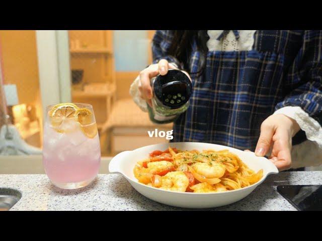 It's exam period, but I'll eat!(Tomato spaghetti, green grape juice, tofu kimchi, egg bread)