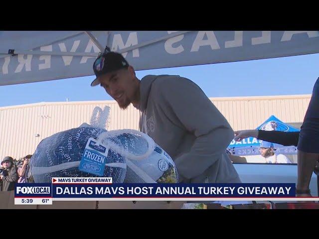 Dallas Mavericks host annual turkey giveaway