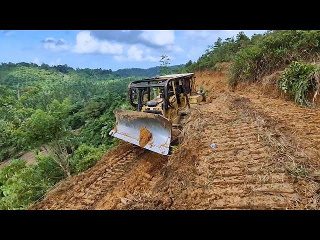 EXTREME BULLDOZER OPERATION ON THE EDGE! Bulldozer Battles Steep Cliffs & Loose Soil