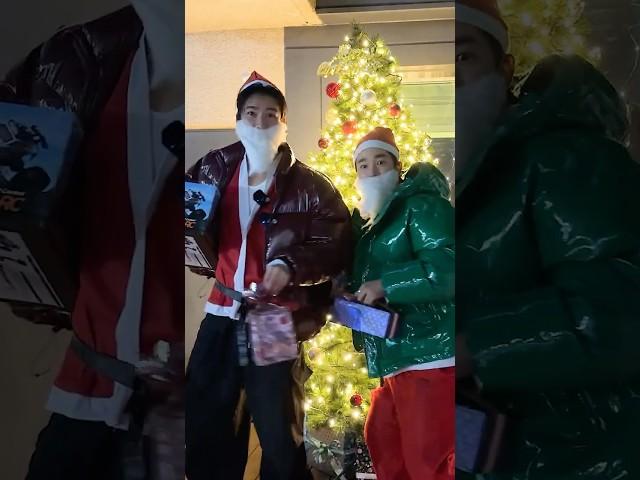 아이들에게 크리스마스 선물을 줬습니다