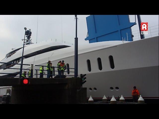 Megajacht Vanish vaart door Alphen aan den Rijn