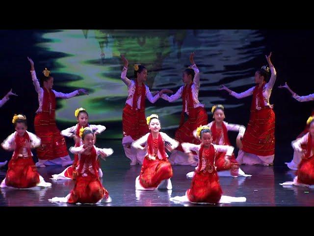 Dance of Burmese girls in fluttering skirts imbued with sublime beauty. 缅甸少女裙摆飘扬，翩翩起舞