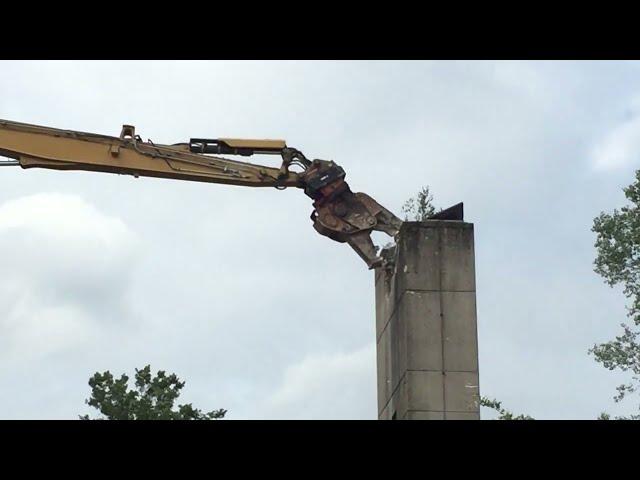 Betonschere gibt Schornstein den Rest #wilhelmsburg #abbruch #bagger