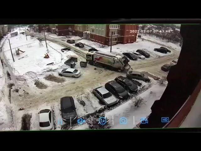 Мусоровоз ЗАДЕЛ МАШИНУ во дворе и СКРЫЛСЯ. Что делать ??