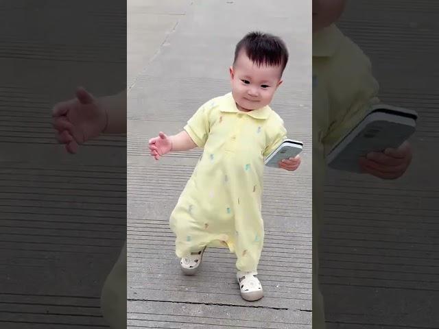 前方小企鹅出没 是走路都很开心的年纪啊#小短腿的快乐 #又被人类幼崽可爱到了 #宝宝走路的样子
