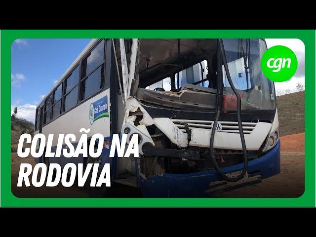 Ônibus escolar de Chã Grande colide na traseira de caminhão na PE-71