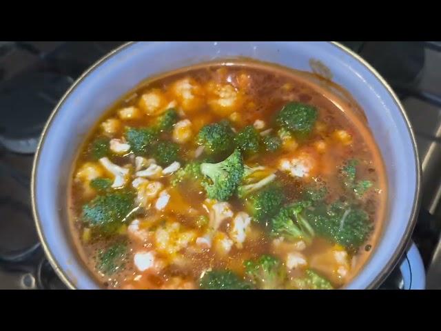 Preparación de sopa de verduras con pollo por Annie para Faviola - Yo Amo San Pedro de la Cueva