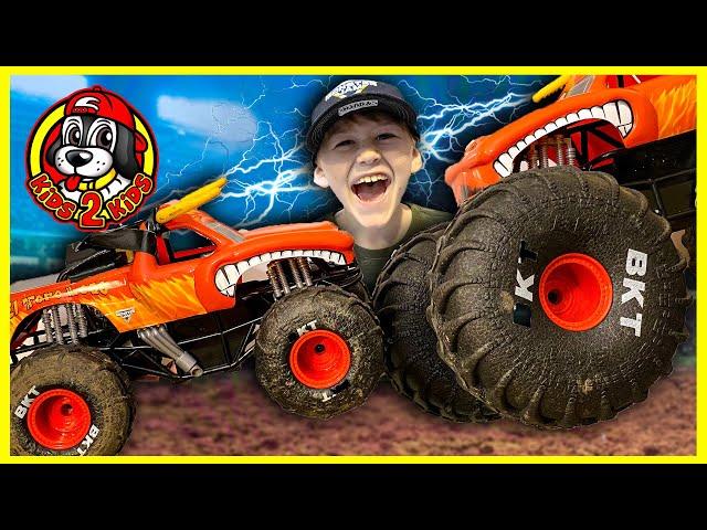 Monster Jam RC Trucks - MEGA El Toro Loco PUMP TRACK CHALLENGE