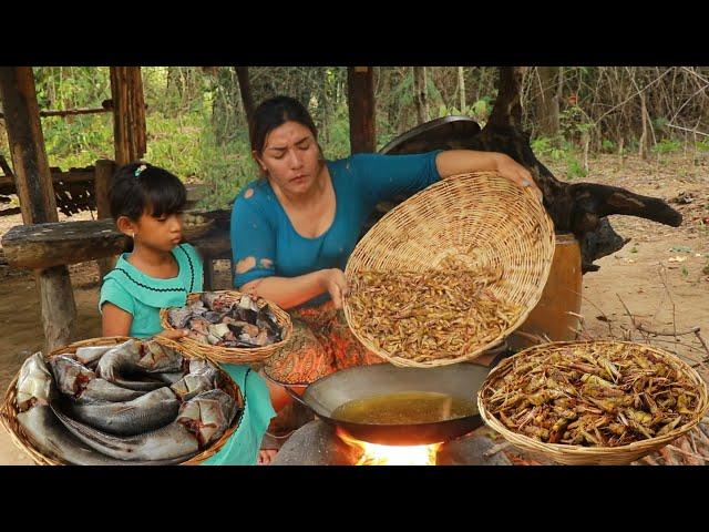 Cooking catfish spicy with spice for dinner- Deep fry grasshopper with chili salt cook and eat