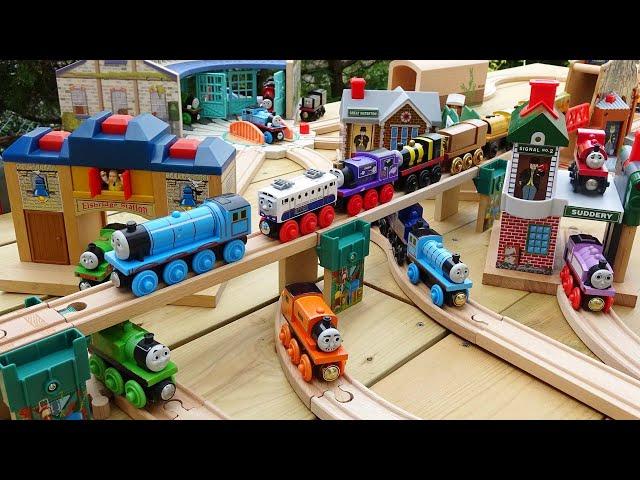 Talking Thomas Wooden RailwayBrio Town and Roundhouse Course