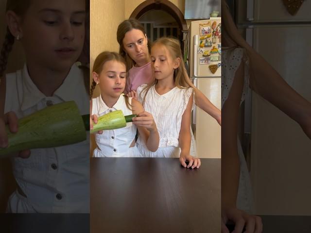Короче говоря Алинка спрятала еду в цукини #shorts