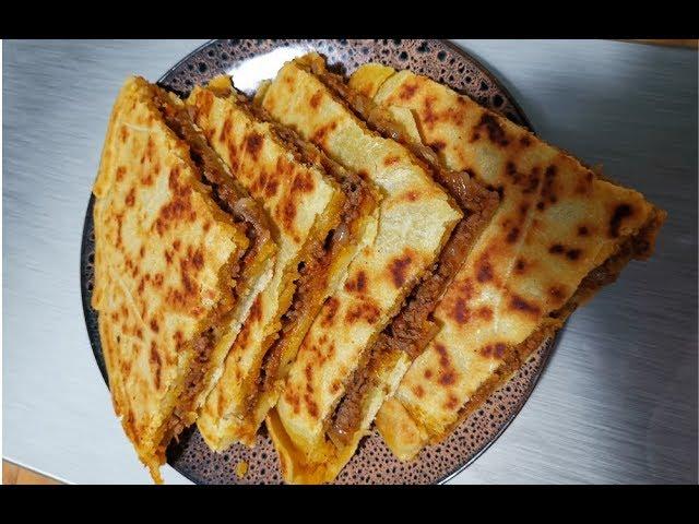 Galette farcie aux oignons et à la viande hachée. Tradition Berbère généreuse, goûteuse et gourmande