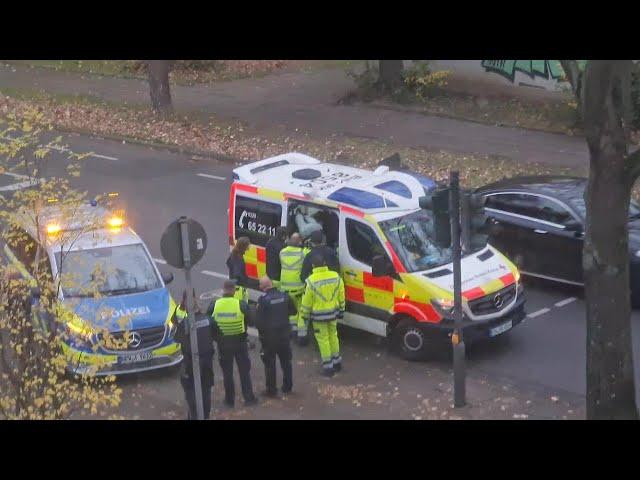 Exklusiv: Patient fällt von Liege in Krankentransportwagen in Bonn-Tannenbusch am 13.11.24