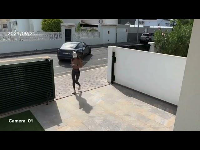 Tesla Auto-Park Fail, Vehicle Takes Off Owner Running Behind ￼