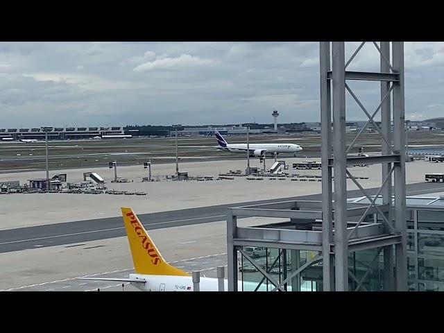 Latam Airlines Boeing 777 Parking at Frankfurt Airport/Latam Airlines Boeing 777 parkt am Frankfurt