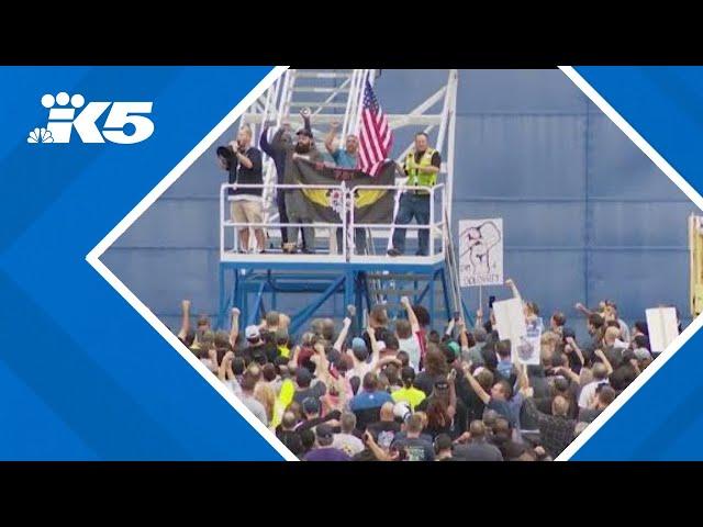 Machinists protest union's tentative deal with Boeing