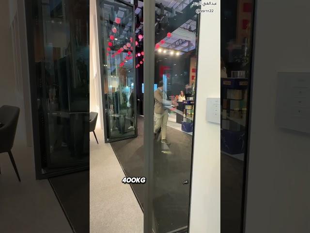 باب من 10 درف… يتحرك بالكهرباء ليتصفط وكأنك تفتح ستارة، ارتفاع الدرفة الواحدة 6م وعرضها 2م