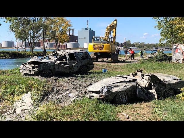 Several vehicles pulled from Detroit River in Windsor, Ont.