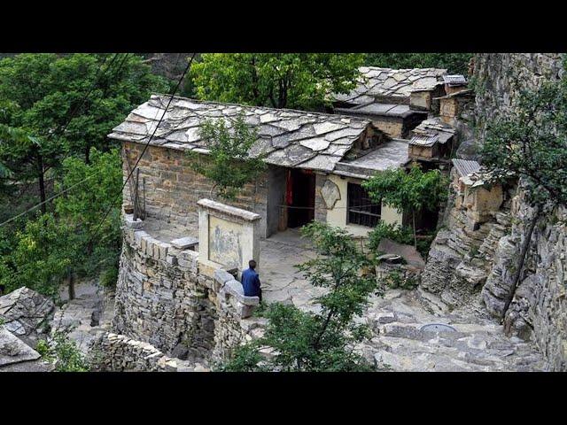 A stone village was discovered on the cliff,where only the elderly live. Everything is made of stone