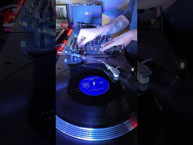 Is this #RealDjing or not#vinyl #trance #vinylmix #trancemusic #vinyldj #vinylrecords #whodoesthis